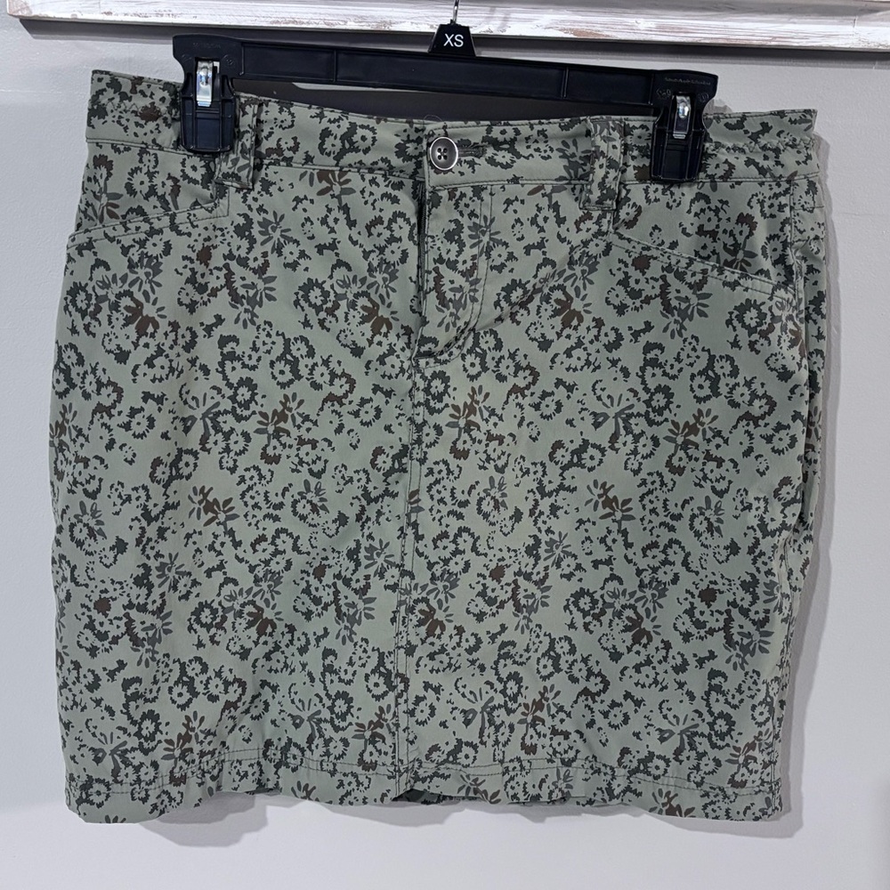 Eddie Bauer Ladies' Skirt sz 8 Green Camo Floral Golf Performance Hike Stretchy